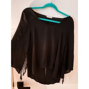 Light tunic with fringe sleeves